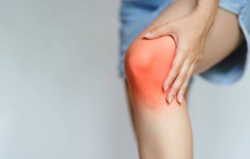 膝裏を押すと痛いのはなぜ？原因と対処方法を詳しく解説