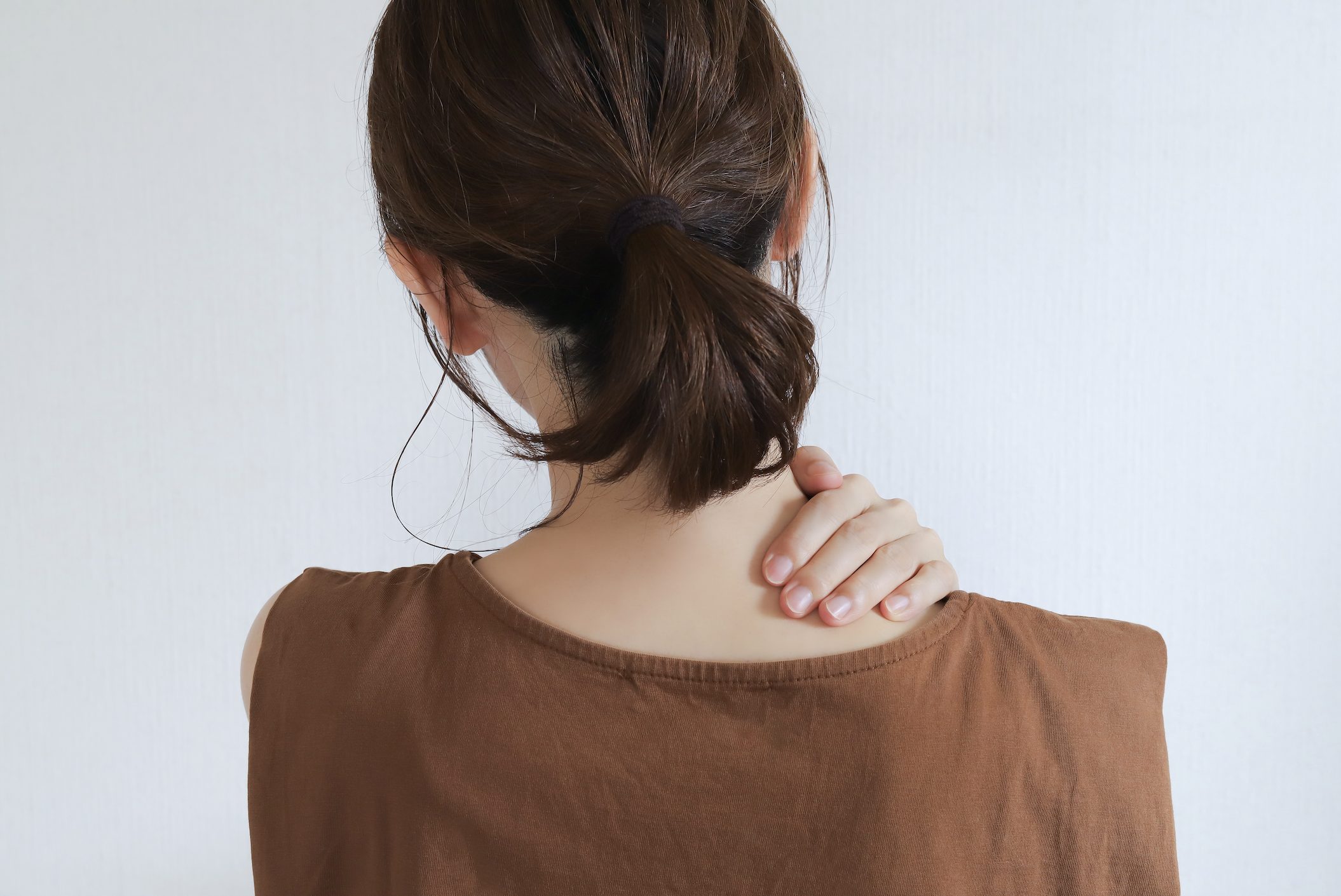 肩甲骨の内側が痛い原因とは？間が痛いのは内臓や神経も関係あり！