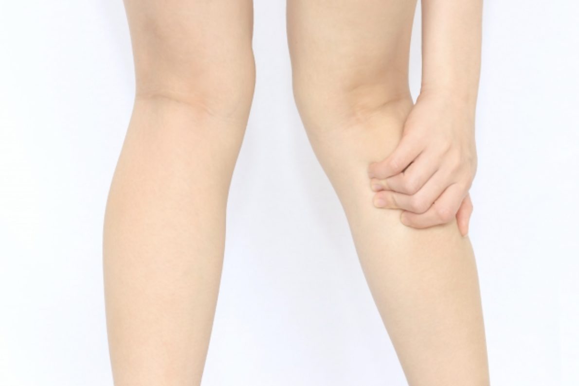 膝を伸ばすと痛い！膝の裏側が痛む原因や対処法について解説