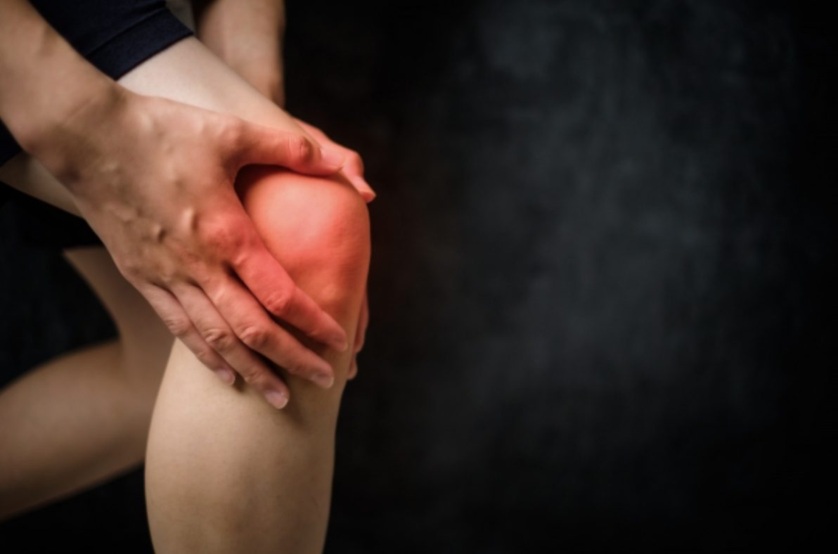 膝を伸ばすと痛い！膝の外側が痛む原因や治し方について解説