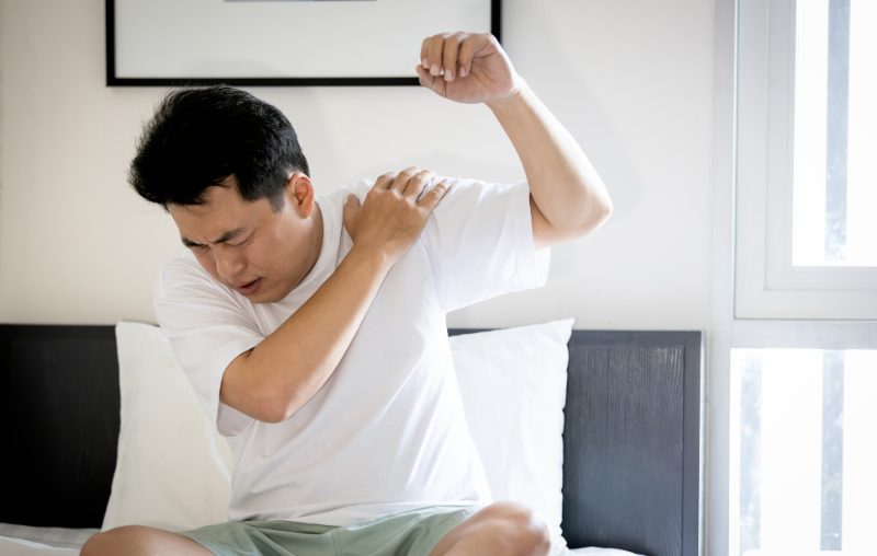 肩がパキッと鳴る原因を詳しく解説！痛い場合は要注意？