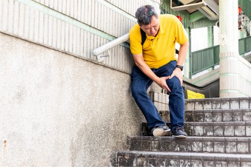 階段降りるとき膝が痛い！原因と年代別の病気の可能性を解説