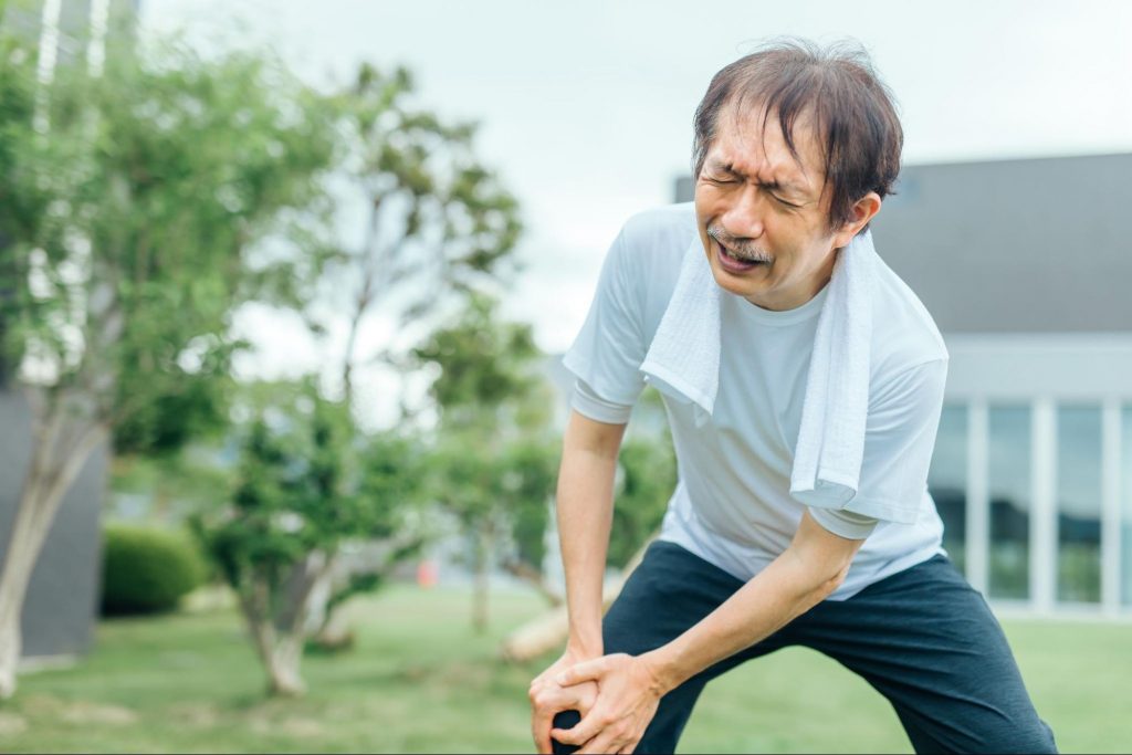 膝の内側の脈打つ痛みの原因と治療法を理学療法士の観点から説明