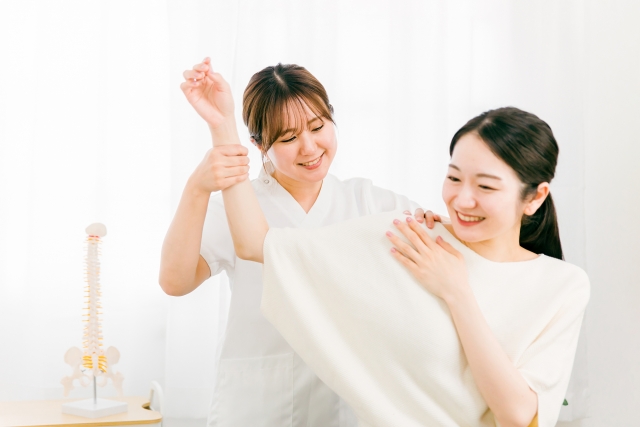腕を後ろに回すと痛い原因とは？考えられる疾患と対処方法を解説！