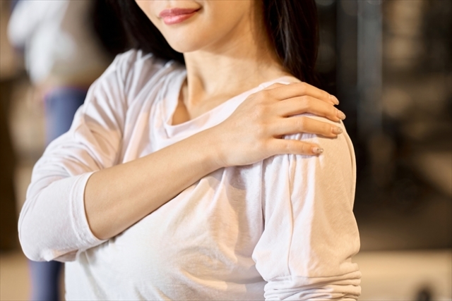 腕を後ろに回すと痛い原因とは？考えられる疾患と対処方法を解説！