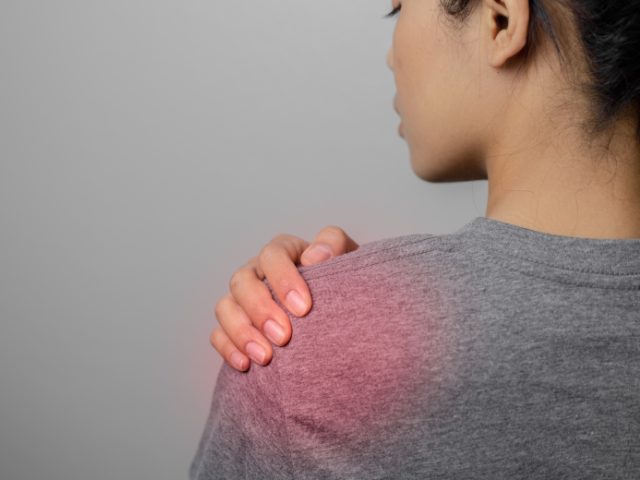 肩の付け根が痛い？ズキズキする原因と対処法を解説！