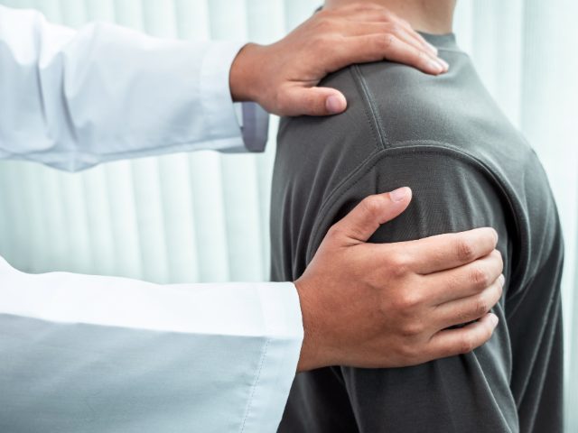 肩の付け根が痛い？ズキズキする原因と対処法を解説！