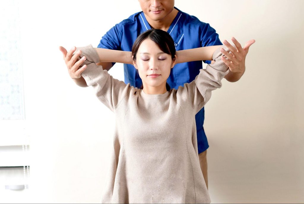 肩甲骨はがしで肩こり・姿勢改善！効果的なやり方と知っておくべき注意点