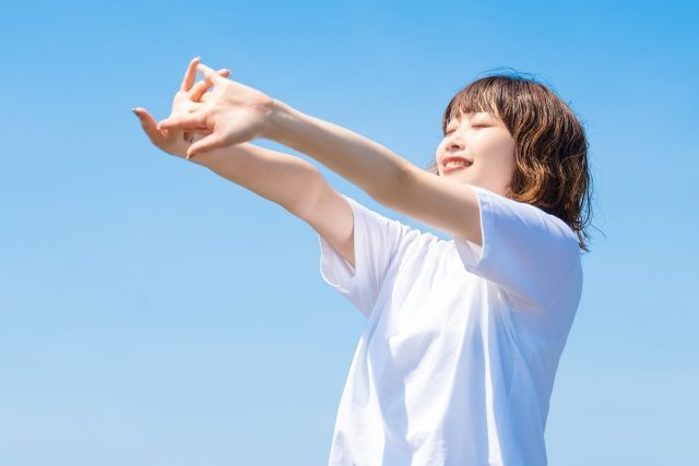 四十肩の治し方と対処法！専門医が解説する症状と自宅でのケア